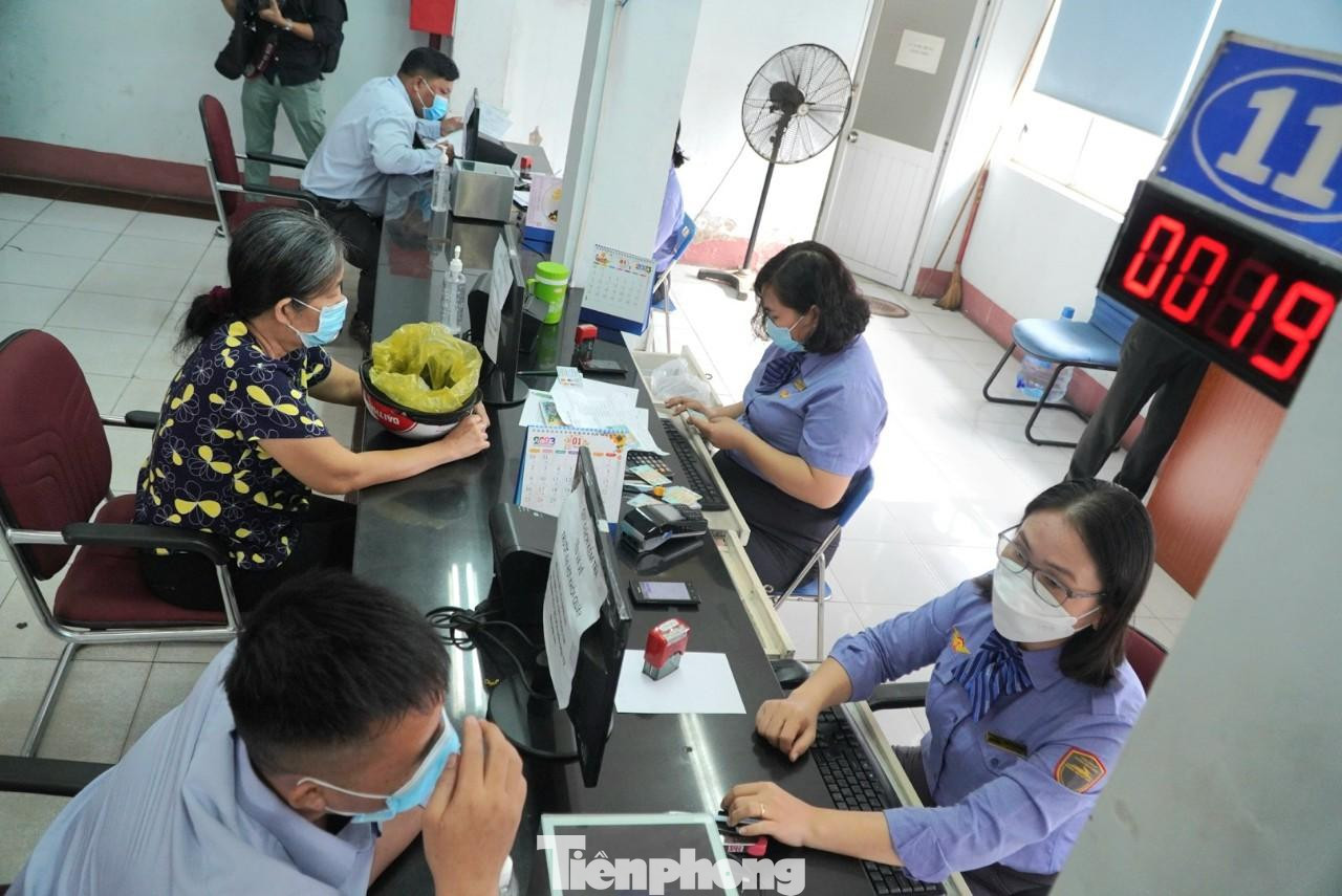 Lượng khách mua vé tàu tết tăng đáng kể so với thời điểm cách đây 1 năm. Lượng khách mua vé tàu tết tăng đáng kể so với thời điểm cách đây 1 năm.