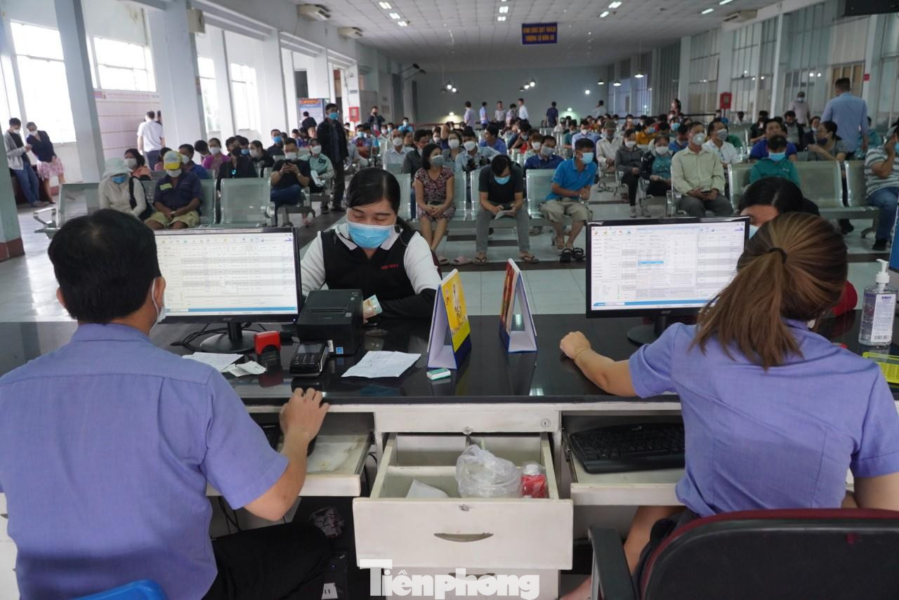 Từ 8 giờ sáng 25/10, ngành đường sắt bắt đầu mở bán vé tàu Tết Quý Mão 2023. Năm nay, lượng khách mua vé tàu tăng đáng kể so với thời điểm cách đây 1 năm. Từ 8 giờ sáng 25/10, ngành đường sắt bắt đầu mở bán vé tàu Tết Quý Mão 2023. Năm nay, lượng khách mua vé tàu tăng đáng kể so với thời điểm cách đây 1 năm.