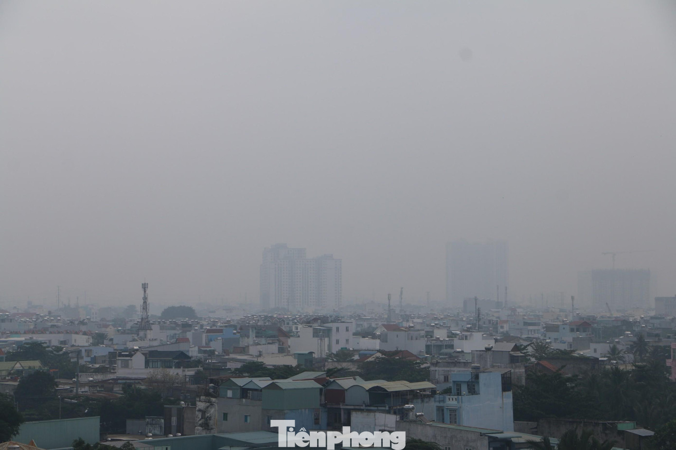 Sáng 24/10, nắng xuất hiện rất sớm nhưng khu vực TPHCM vẫn dày đặc sương mù. Không gian của thành phố bị bao phủ bởi một màu trắng đục khiến các cao ốc mờ ảo.