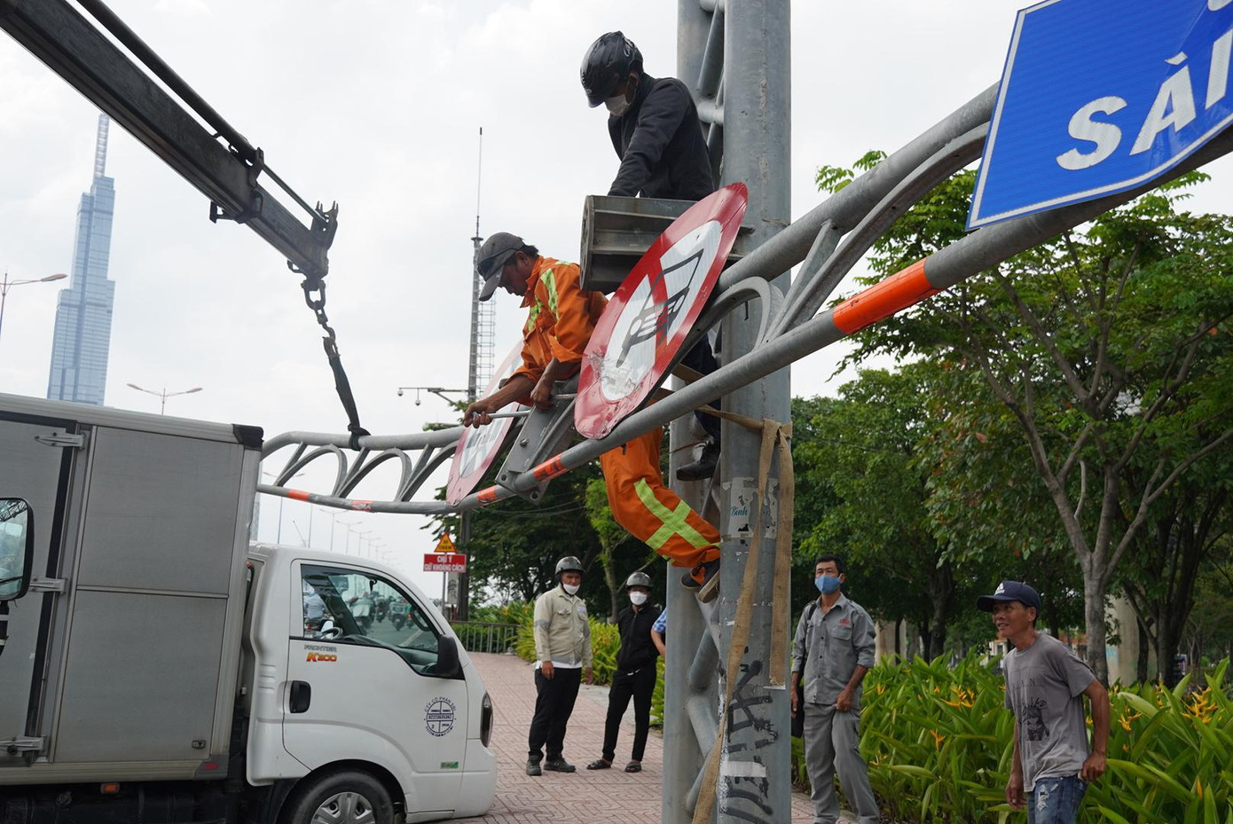 Lực lượng chức năng khắc phục sự cố.