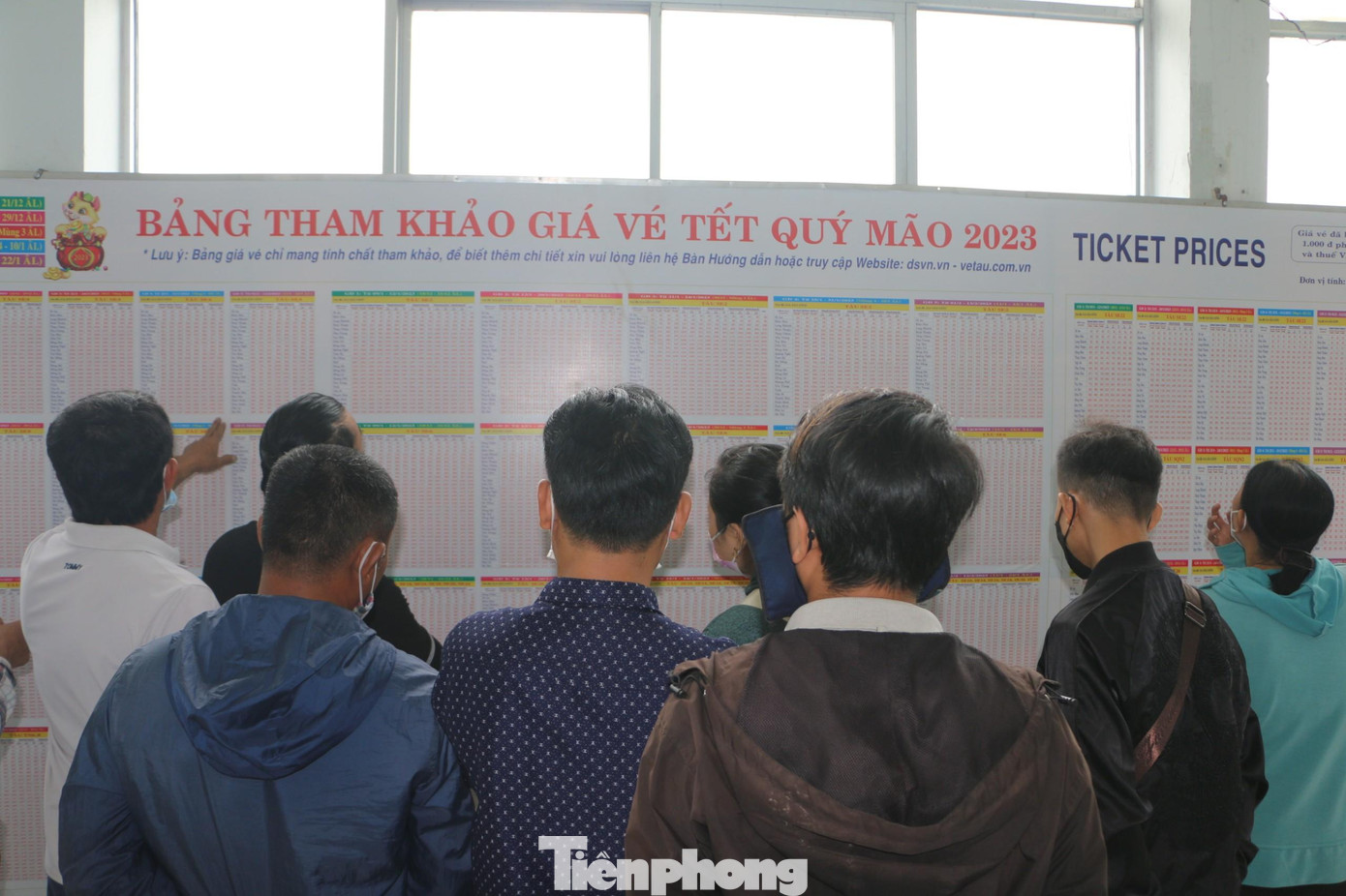 Người dân tra cứu giá vé tàu Tết Quý Mão 2023. Người dân tra cứu giá vé tàu Tết Quý Mão 2023.