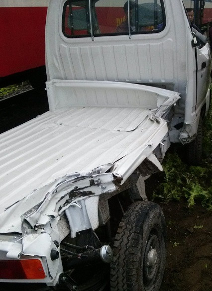 Xe tải mới mua bị tàu hỏa tông bay xuống mương, nát bét ảnh 2