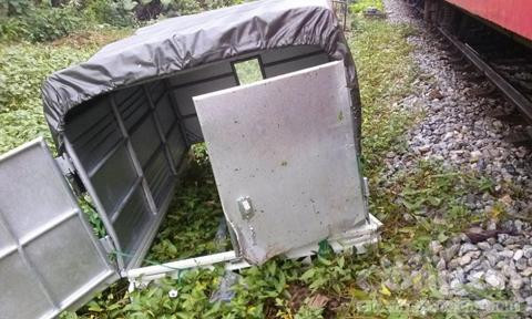 Xe tải mới mua bị tàu hỏa tông bay xuống mương, nát bét ảnh 1