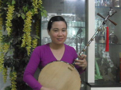 Nữ đờn kìm Ngọc Cầm. ẢNH: HÒA HỘI. Nữ đờn kìm Ngọc Cầm. ẢNH: HÒA HỘI