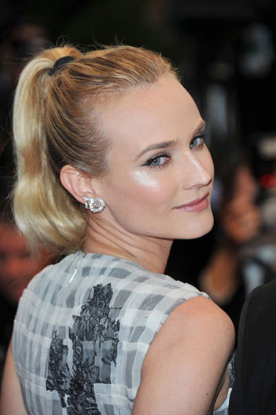 Taylor Swift chọn phong cách retro cho "đuôi ngựa" của mình. Nicole Scherzinger thì lại tết đuôi cá để làm mới mình. Kirsten Dunst quyến rũ với những lọn tóc xoăn nhẹ nhàng ở đuôi và mái tóc. Emmy Rossum tết tóc kiểu Pháp và buộc túm lại, tạo sự lãng mạn và nữ tính. Sandra Bullock cá tính và mạnh mẽ, không quá cầu kỳ khi tạo kiểu cho tóc đuôi ngựa của mình. Selena Gomez nhìn giống nàng búp bê với mái tóc xoăn buộc lệch. Sự đơn giản của mái tóc đuôi ngựa không làm giảm sang trọng của Diane Kruger. Katy Perry thật nổi bật và cá tính với mái tóc buộc đuôi ngựa màu xanh da trời này. Kiểu tóc xoăn buộc cao như Gisele Bundchen rất hợp với những bữa tiệc diễn ra bên bờ biển. Tóc đuôi ngựa của Fergie độc đáo hơn khi cô lấy tóc làm dây chun buộc. Jessica Biel trông khá giản dị với mái tóc đuôi ngựa làm xoăn nhẹ. Miley trông trẻ trung và sành điệu với kiểu tóc này. Lea Michelle trẻ trung và dễ thương với tóc đuôi ngựa, mái bằng. Hồ Ngọc Hà Ngọc Trinh Quỳnh Nga Midu