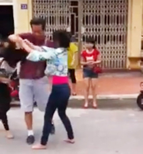 Người đàn ông trung niên chen vào can ngăn, giải tán đám đông. Người đàn ông trung niên chen vào can ngăn, giải tán đám đông