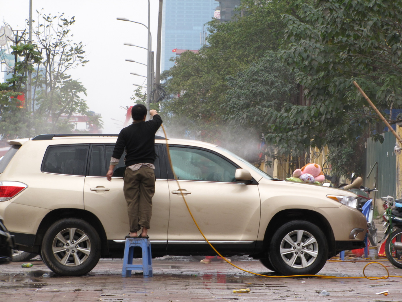 Giá rửa ô tô lên tới 100.000 đồng