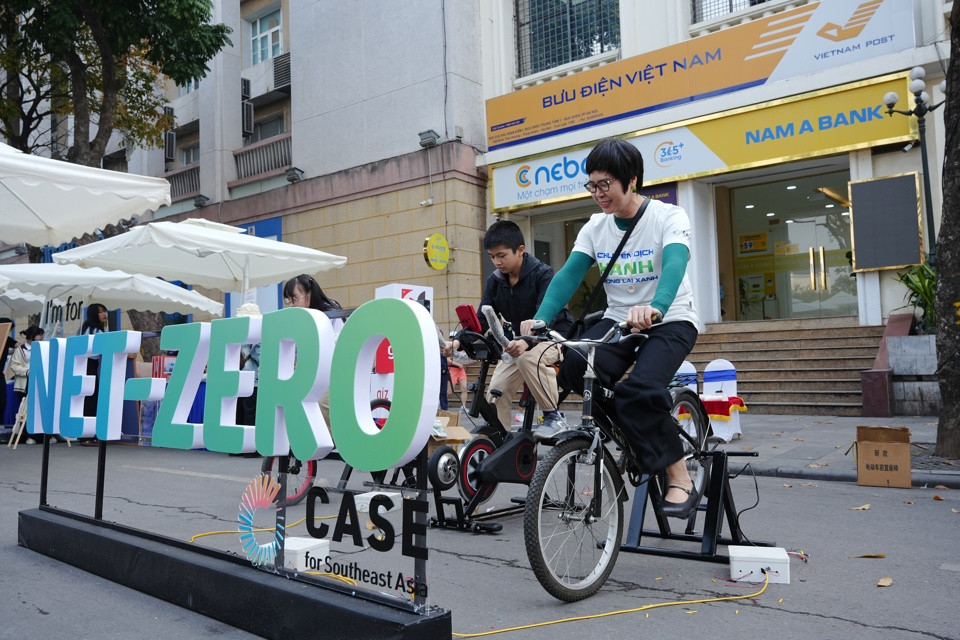 Đạp xe là một trong những hoạt động trong chuỗi sự kiện hưởng ứng tiết kiệm điện. Ảnh: Hoàng Anh