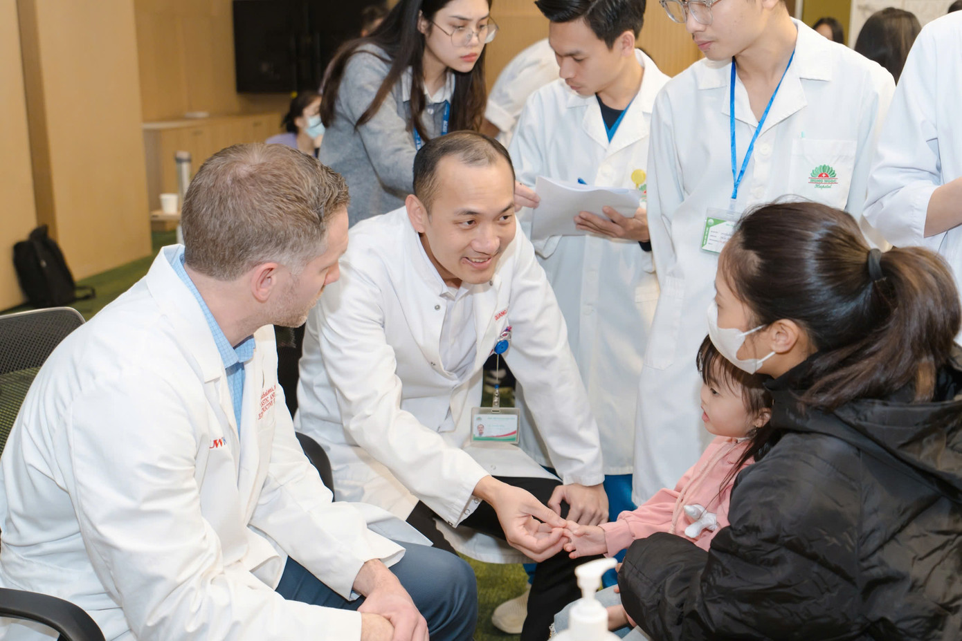 Bệnh nhân được thăm khám trực tiếp với các chuyên gia, bác sĩ hàng đầu quốc tế và Việt Nam. Bệnh nhân được thăm khám trực tiếp với các chuyên gia, bác sĩ hàng đầu quốc tế và Việt Nam.