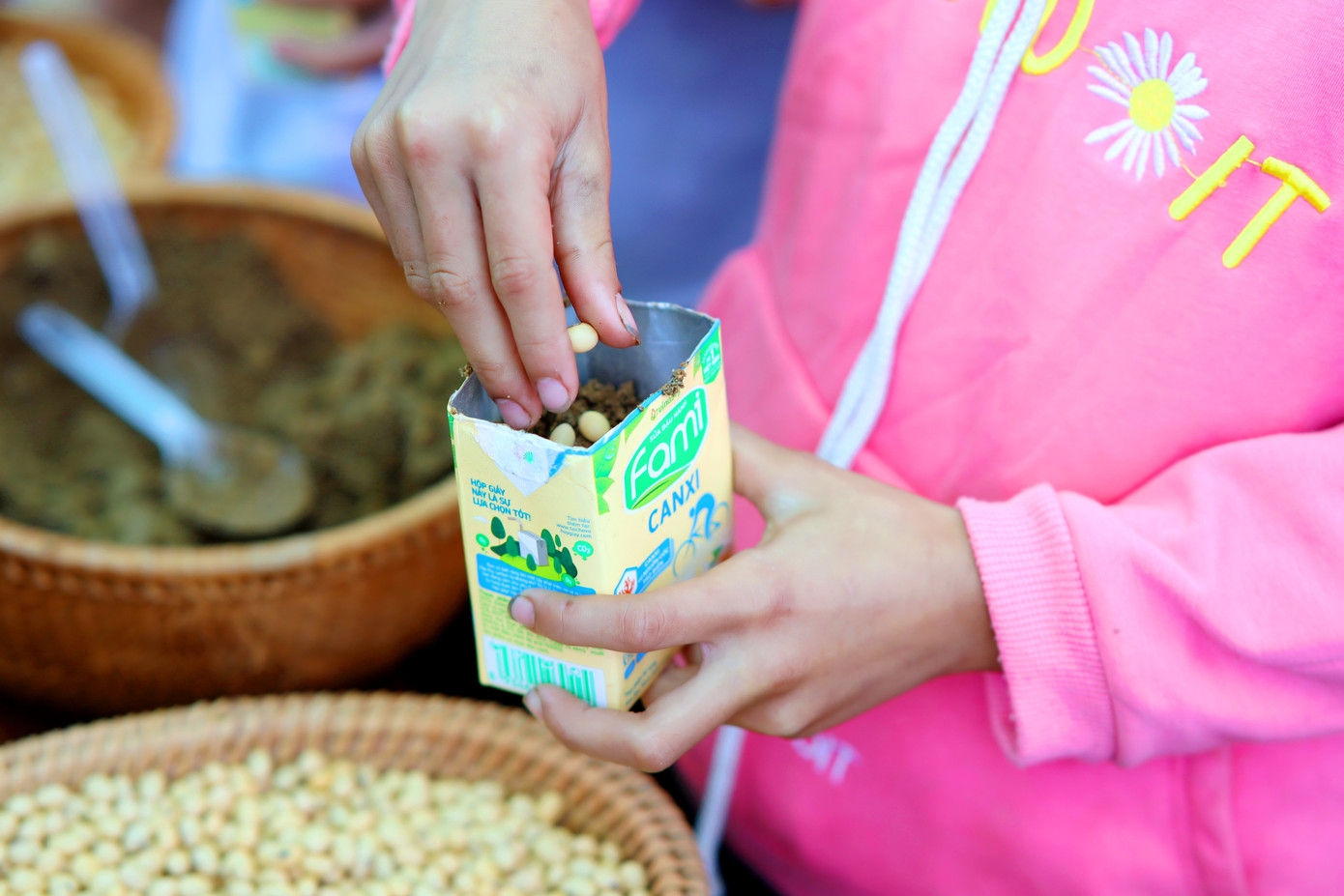 Nuôi dưỡng tình yêu thiên nhiên từ những hành động nhỏ mỗi ngày - Ảnh Vinasoy Nuôi dưỡng tình yêu thiên nhiên từ những hành động nhỏ mỗi ngày - Ảnh Vinasoy