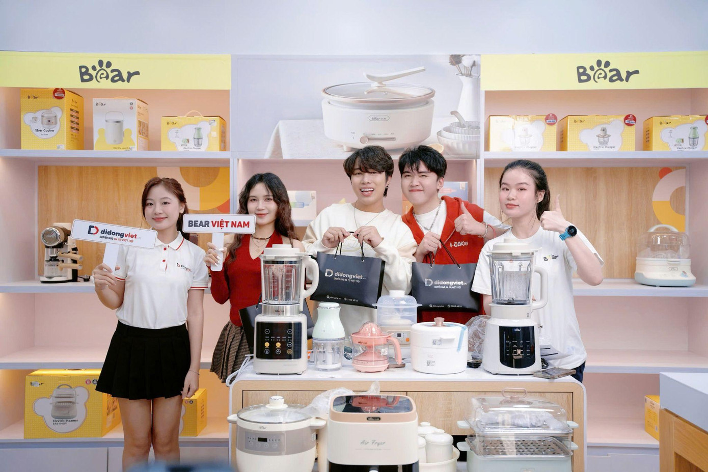 Nhóm sản phẩm gia dụng thu hút khách hàng đến trải nghiệm, mua sắm trực tiếp tại Di Động Việt.