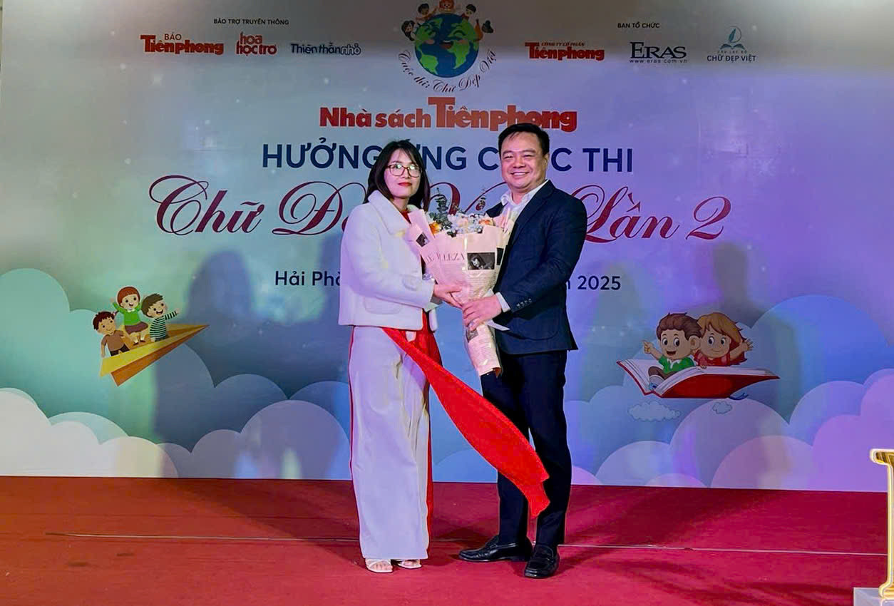 Ông Bùi Văn Phượng – Chủ tịch HĐQT Công ty CP Tiền Phong tặng chúc mừng Cô Chu Thị Huyền giáo viên trường Tiểu học Nguyễn Du, Chủ nhiệm CLB Chữ đẹp Hải Phòng Ông Bùi Văn Phượng – Chủ tịch HĐQT Công ty CP Tiền Phong tặng chúc mừng Cô Chu Thị Huyền giáo viên trường Tiểu học Nguyễn Du, Chủ nhiệm CLB Chữ đẹp Hải Phòng