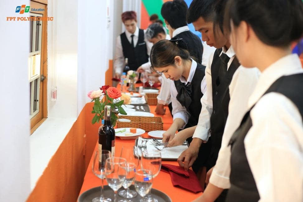 Sinh viên bộ môn Du lịch - Nhà hàng - Khách sạn thực hành nghiệp vụ Sinh viên bộ môn Du lịch - Nhà hàng - Khách sạn thực hành nghiệp vụ