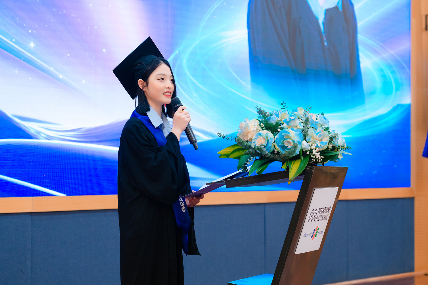 Sinh viên Vũ Quỳnh Hương hào hứng tại buổi lễ tốt nghiệp