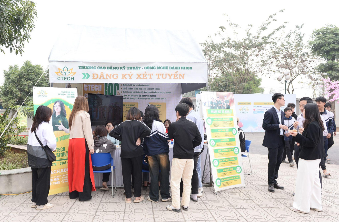 Sinh viên quan tâm đến các gian hàng trưng bày, tư vấn hướng nghiệp, giới thiệu việc làm tại Lễ hội Mùa Xuân 2025.