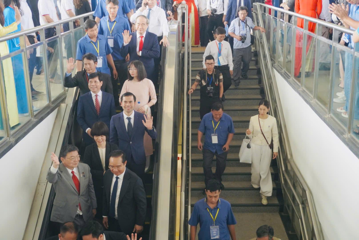 Lãnh đạo Thành phố cùng các quan khách đi thang cuốn xuống ga metro để lên tàu. Lãnh đạo Thành phố cùng các quan khách đi thang cuốn xuống ga metro để lên tàu.