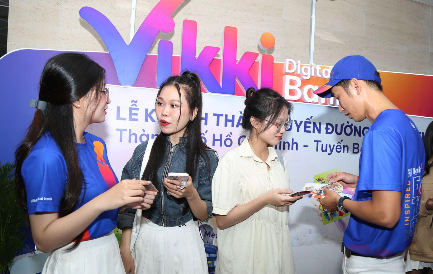 Người dân được phát thẻ VikkiGO miễn phí và hướng dẫn thanh toán không tiền mặt khi đi Metro. Người dân được phát thẻ VikkiGO miễn phí và hướng dẫn thanh toán không tiền mặt khi đi Metro.