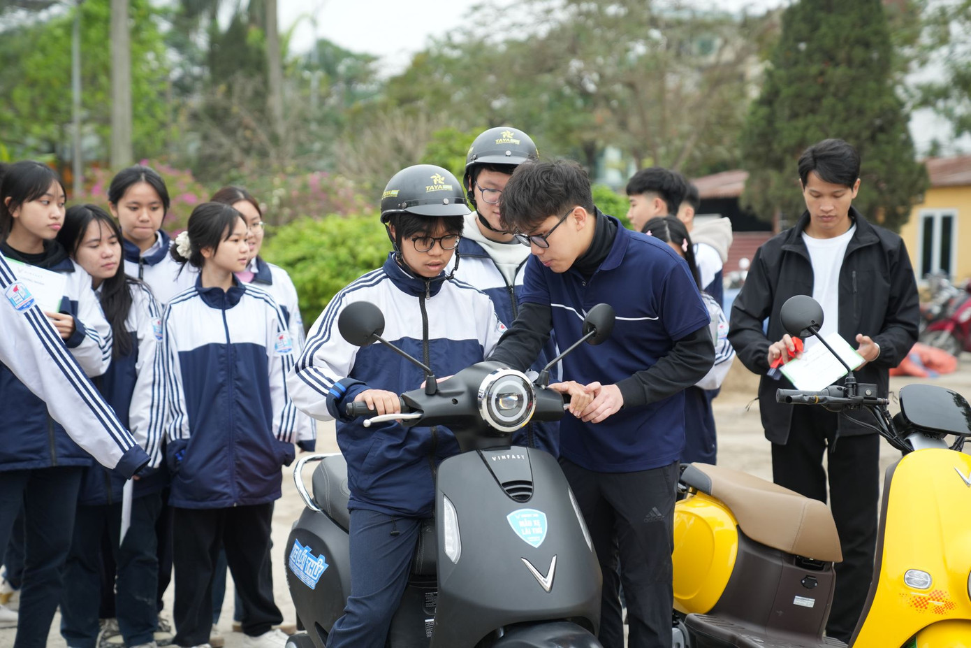 Chương trình “Phủ Xanh Trường Học” đã lan tỏa ý thức xanh và kiến thức giao thông an toàn tới 48.000 em học sinh (Ảnh: Học sinh trường THPT Lý Thường Kiệt được hướng dẫn lái xe an toàn).