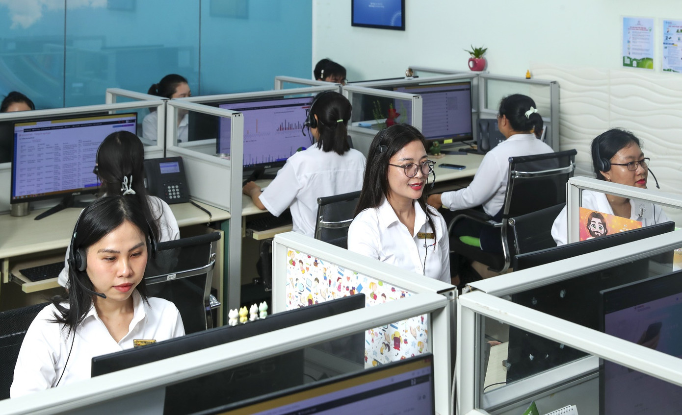 Khi có nhu cầu giải đáp thắc mắc, khách hàng gọi đến Tổng đài chăm sóc khách hàng hỗ trợ trực tuyến 24/7: 19001006 – 19009000