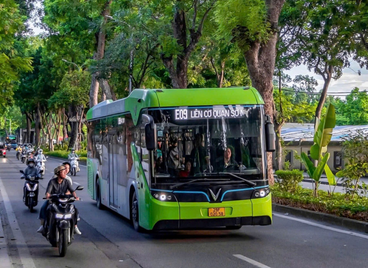 Để thúc đẩy và khuyến khích cộng đồng sử dụng phương tiện giao thông xanh, VinBus sẽ hỗ trợ 50% giá thẻ tháng đơn tuyến (E01-E10 Hà Nội) từ tháng 2/2025 đến hết tháng 1/2026. Ảnh: VinBus