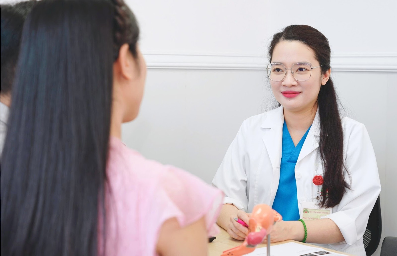 Với mỗi bệnh nhân khi tới thăm khám, bác sĩ Thùy Dương đều lên riêng một phác đồ điều trị để đạt hiệu quả tối ưu