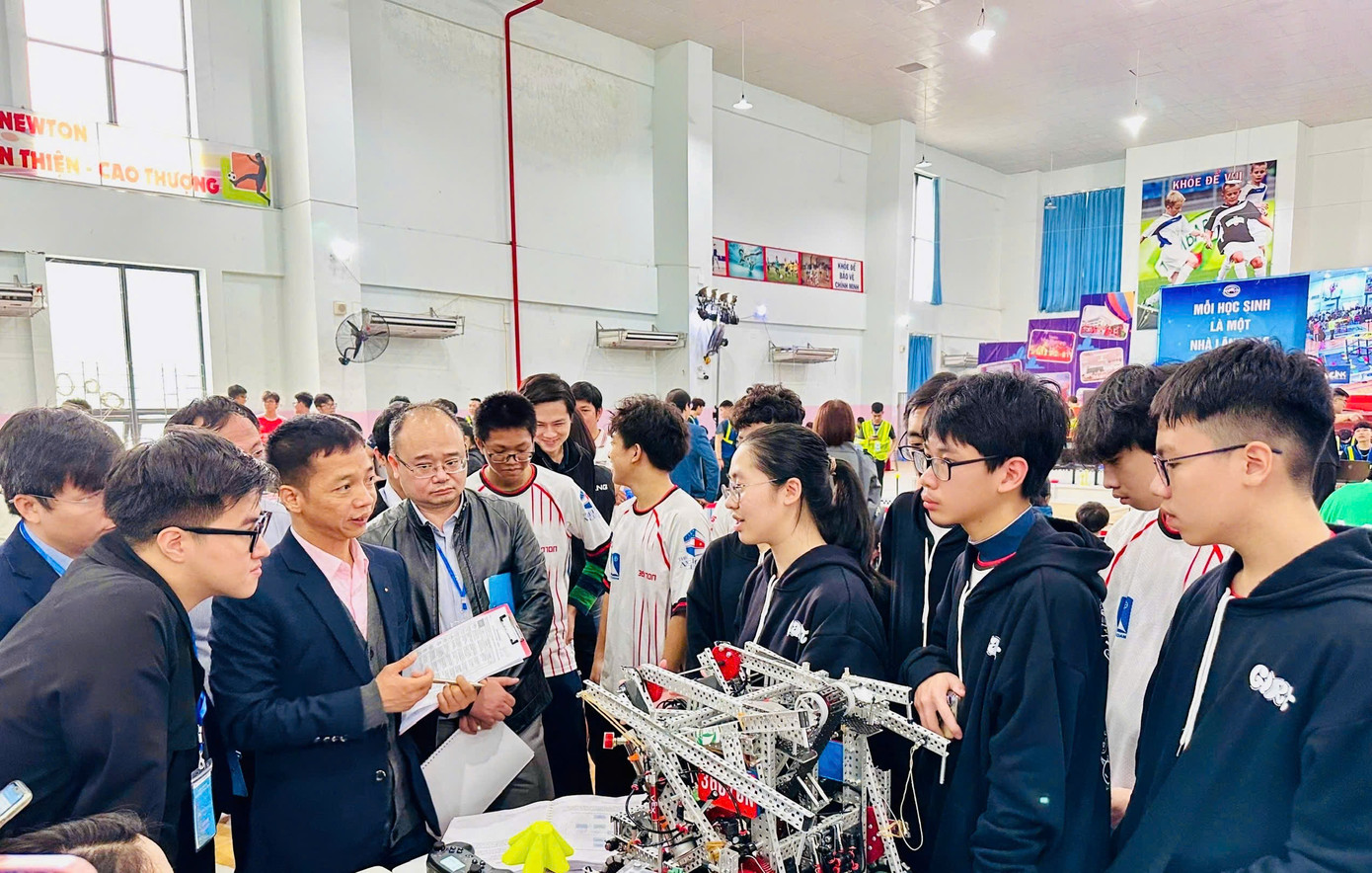 Thành viên của Đội GreenAms Robotics Team 36070N đang thực hiện hạng mục thi Phỏng vấn với Ban Giám khảo cuộc thi. Thành viên của Đội GreenAms Robotics Team 36070N đang thực hiện hạng mục thi Phỏng vấn với Ban Giám khảo cuộc thi.