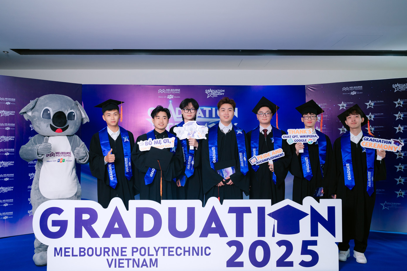 Đào Thái Ngọc (thứ 4 từ trái sang) cùng bạn tại buổi lễ tốt nghiệp trọng đại