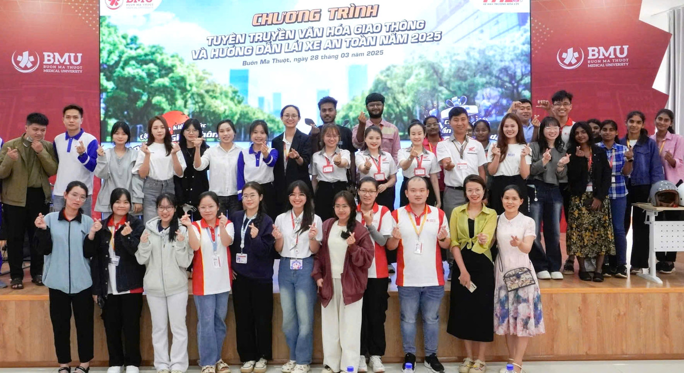 Sinh viên tham gia tuyên truyền văn hoá giao thông