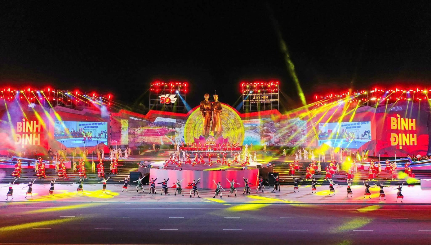 Chương trình nghệ thuật sử thi “Bình Định - Tự hào và Khát vọng” được dàn dựng công phu. Ảnh: Thành phố Quy Nhơn Chương trình nghệ thuật sử thi “Bình Định - Tự hào và Khát vọng” được dàn dựng công phu. Ảnh: Thành phố Quy Nhơn