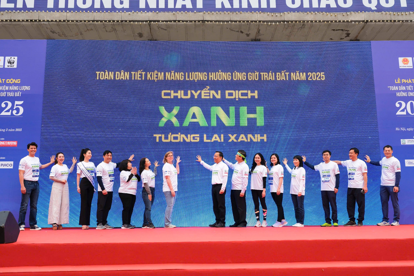 Các đại biểu thực hiện nghi lễ phát động phát động "Toàn dân tiết kiệm năng lượng hưởng ứng Giờ Trái đất năm 2025" và Giải chạy hưởng ứng "Toàn dân tiết kiệm năng lượng hưởng ứng Giờ Trái đất năm 2025"