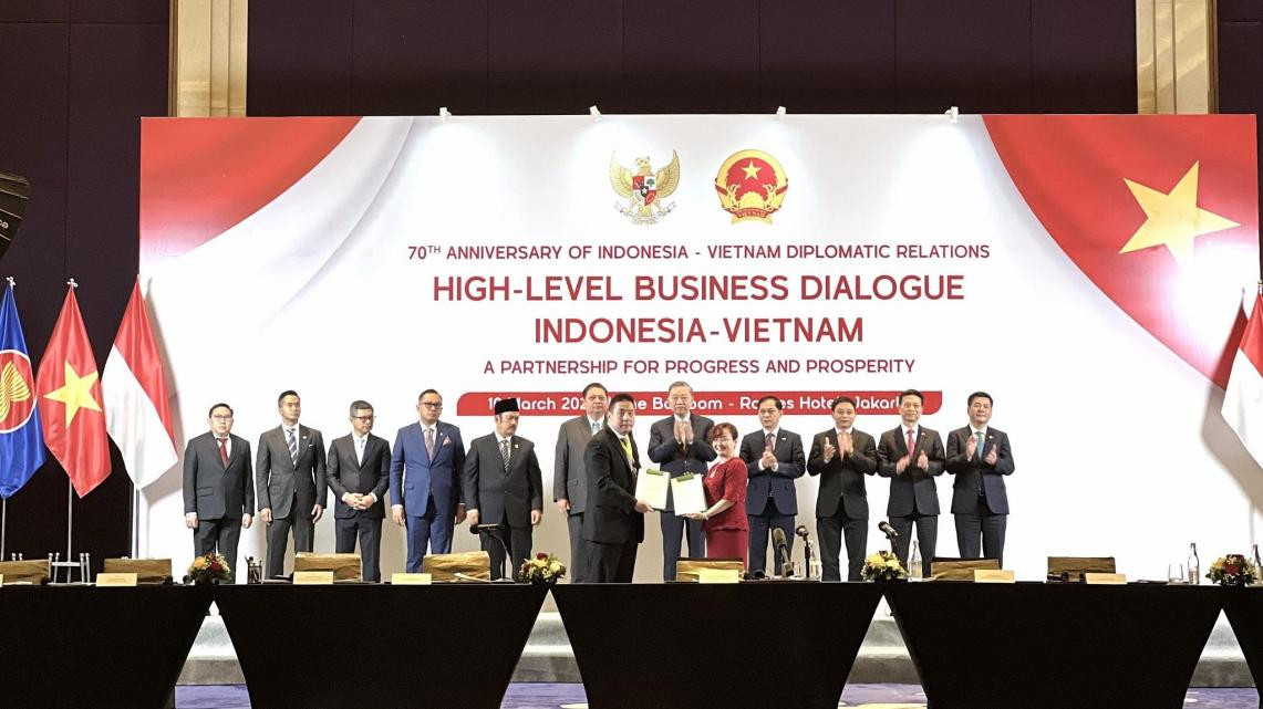 Nghi thức ký kết hợp tác chiến lược giữa TTC AgriS và Sungai Budi Group tại tọa đàm doanh nghiệp Việt Nam - Indonesia ngày 10/3