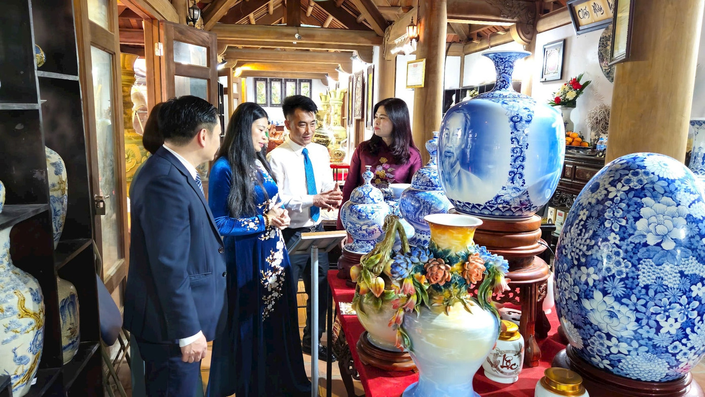 Lãnh đạo Sở Văn hóa và Thể thao, huyện Gia Lâm tham quan các gian trưng bày sản phẩm gốm, sản phẩm OCOP của xã Kim Đức. Ảnh: Ánh Dương