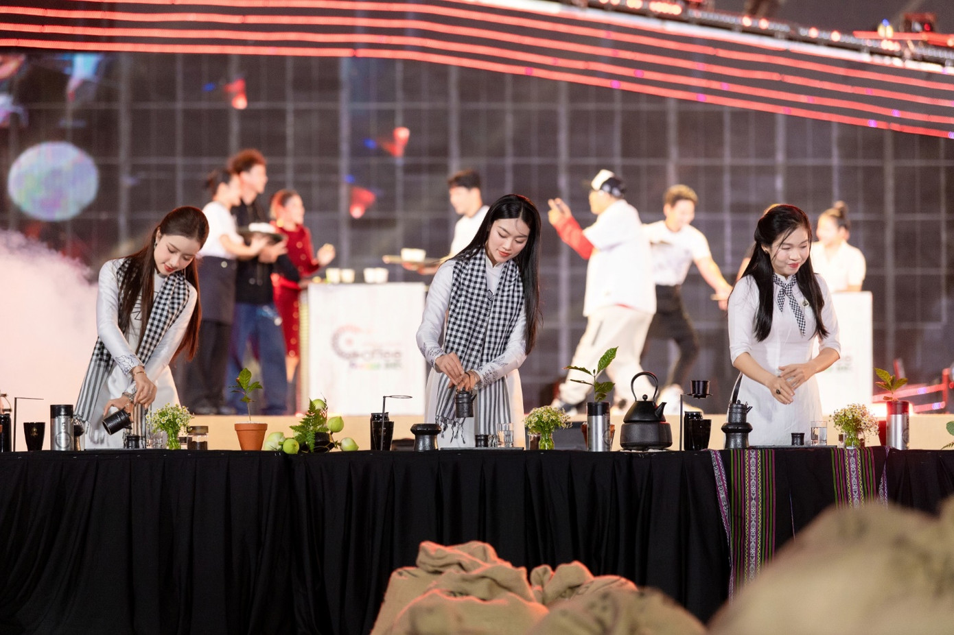 Màn trình diễn nghệ thuật đặc sắc kết hợp pha chế cà phê cùng những ly cà phê tuyệt ngon được các hoa hậu Ngọc Châu, Thu Uyên, Đoàn Thu Thuỷ, Người đẹp Ngọc Mai, Hoa khôi Vũ Như Quỳnh, Hoa khôi Tâm Anh Thy trao đến đại biểu, khán giả ngay trong chương trình tạo ấn tượng đặc biệt cho người xem. Màn trình diễn nghệ thuật đặc sắc kết hợp pha chế cà phê cùng những ly cà phê tuyệt ngon được các hoa hậu Ngọc Châu, Thu Uyên, Đoàn Thu Thuỷ, Người đẹp Ngọc Mai, Hoa khôi Vũ Như Quỳnh, Hoa khôi Tâm Anh Thy trao đến đại biểu, khán giả ngay trong chương trình tạo ấn tượng đặc biệt cho người xem.