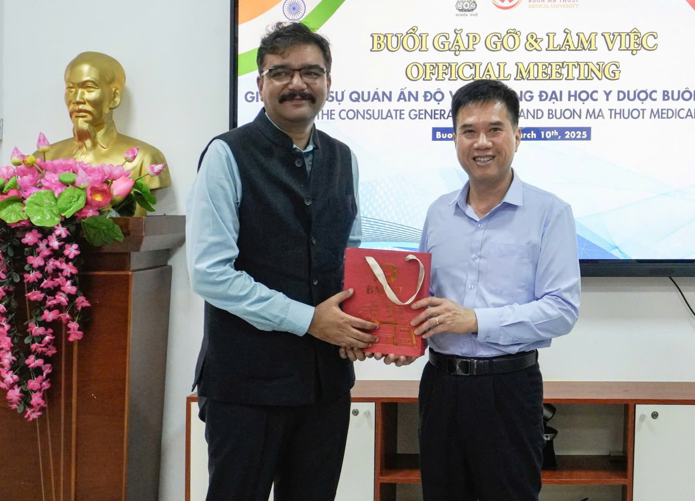 BS CKII. Võ Minh Thành - Phó Hiệu trưởng Trường ĐH Y Dược Buôn Ma Thuột, Giám đốc Bệnh viện ĐH Y Dược Buôn Ma Thuột trao tặng quà lưu niệm BS CKII. Võ Minh Thành - Phó Hiệu trưởng Trường ĐH Y Dược Buôn Ma Thuột, Giám đốc Bệnh viện ĐH Y Dược Buôn Ma Thuột trao tặng quà lưu niệm