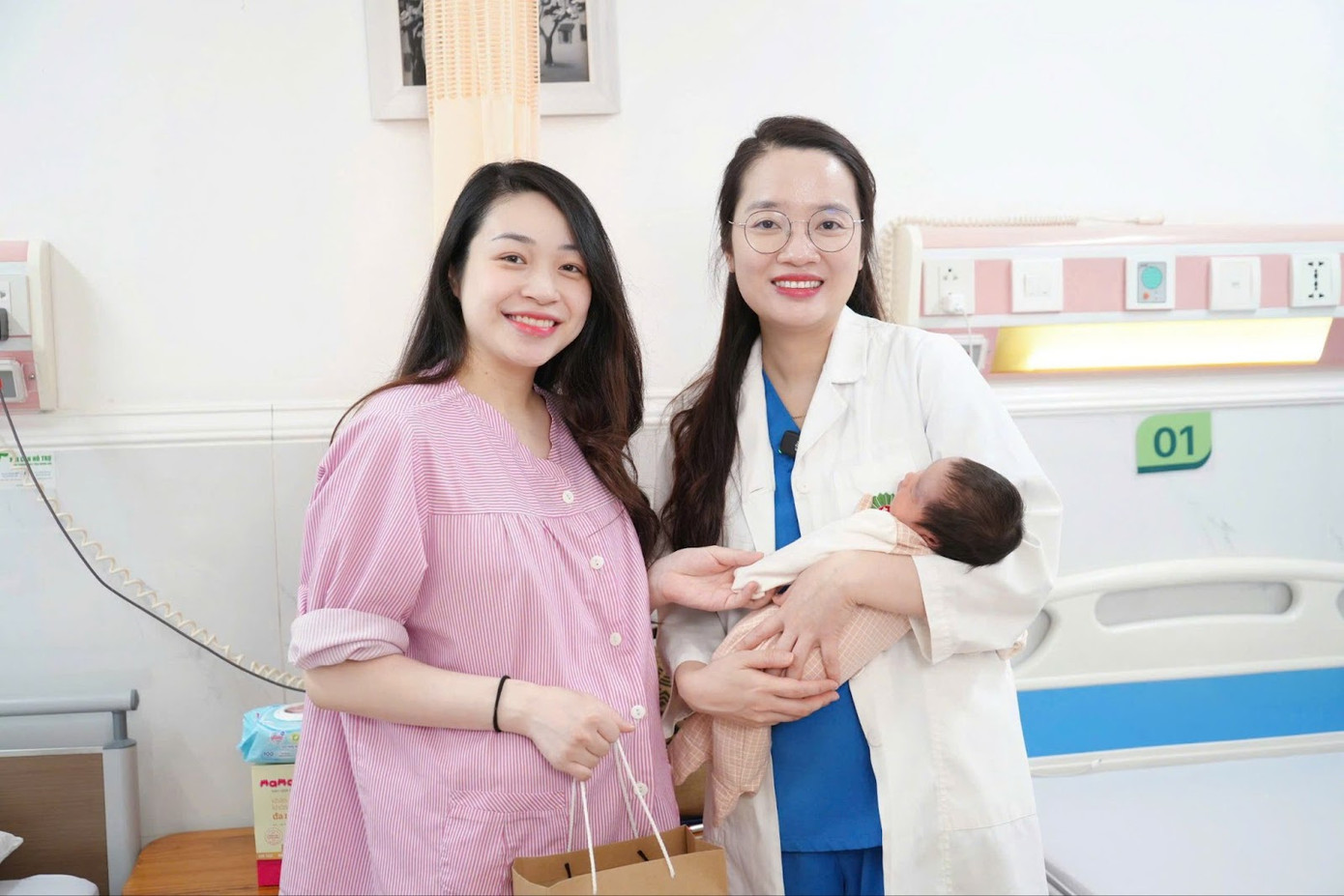 Chị Thảo Nhi chụp ảnh kỷ niệm cùng bác sĩ Thùy Dương sau khi sinh con đầu lòng