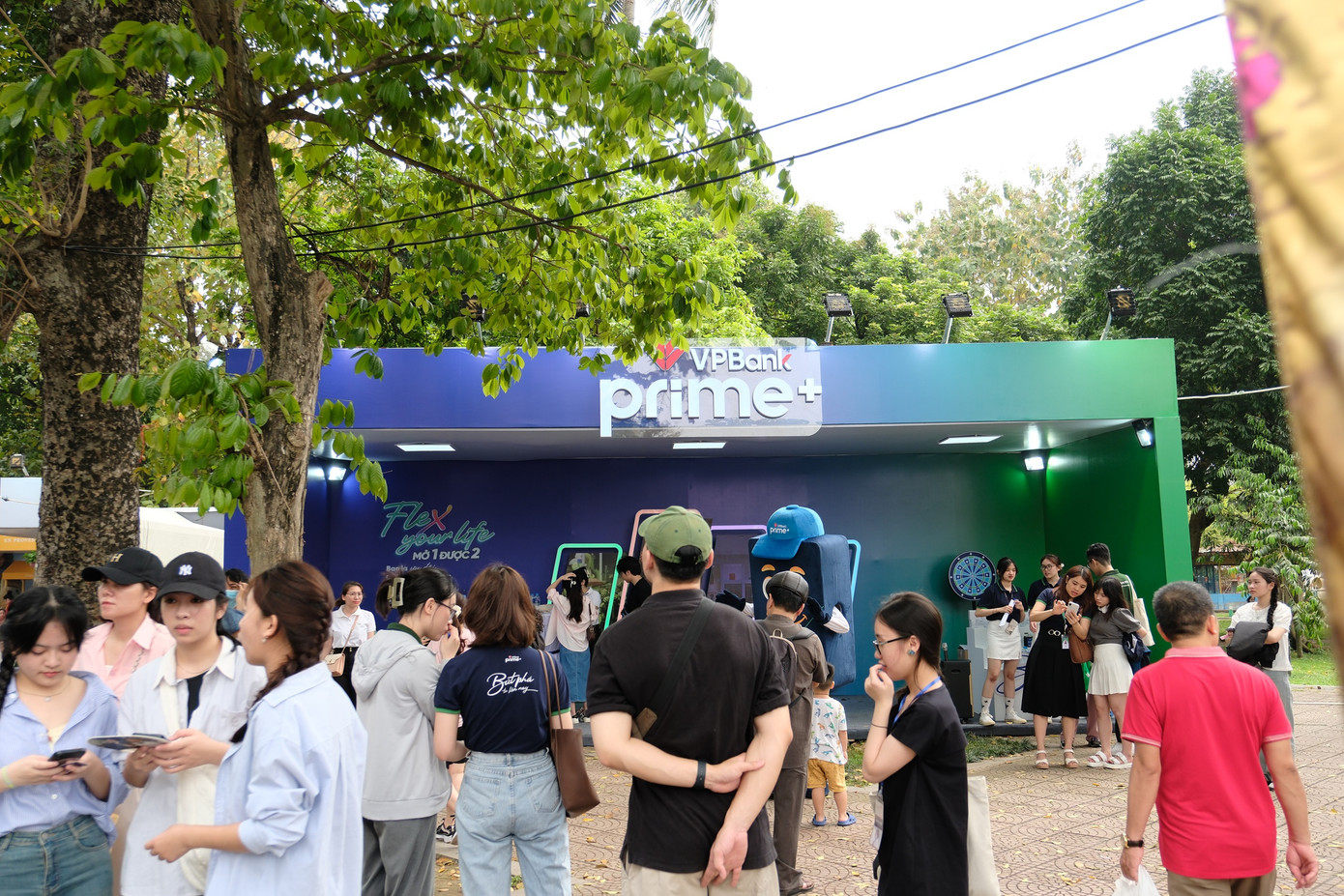 Năm 2024, rất nhiều khách hàng trẻ quan tâm tới các hoạt động tại gian hàng VPBank Năm 2024, rất nhiều khách hàng trẻ quan tâm tới các hoạt động tại gian hàng VPBank