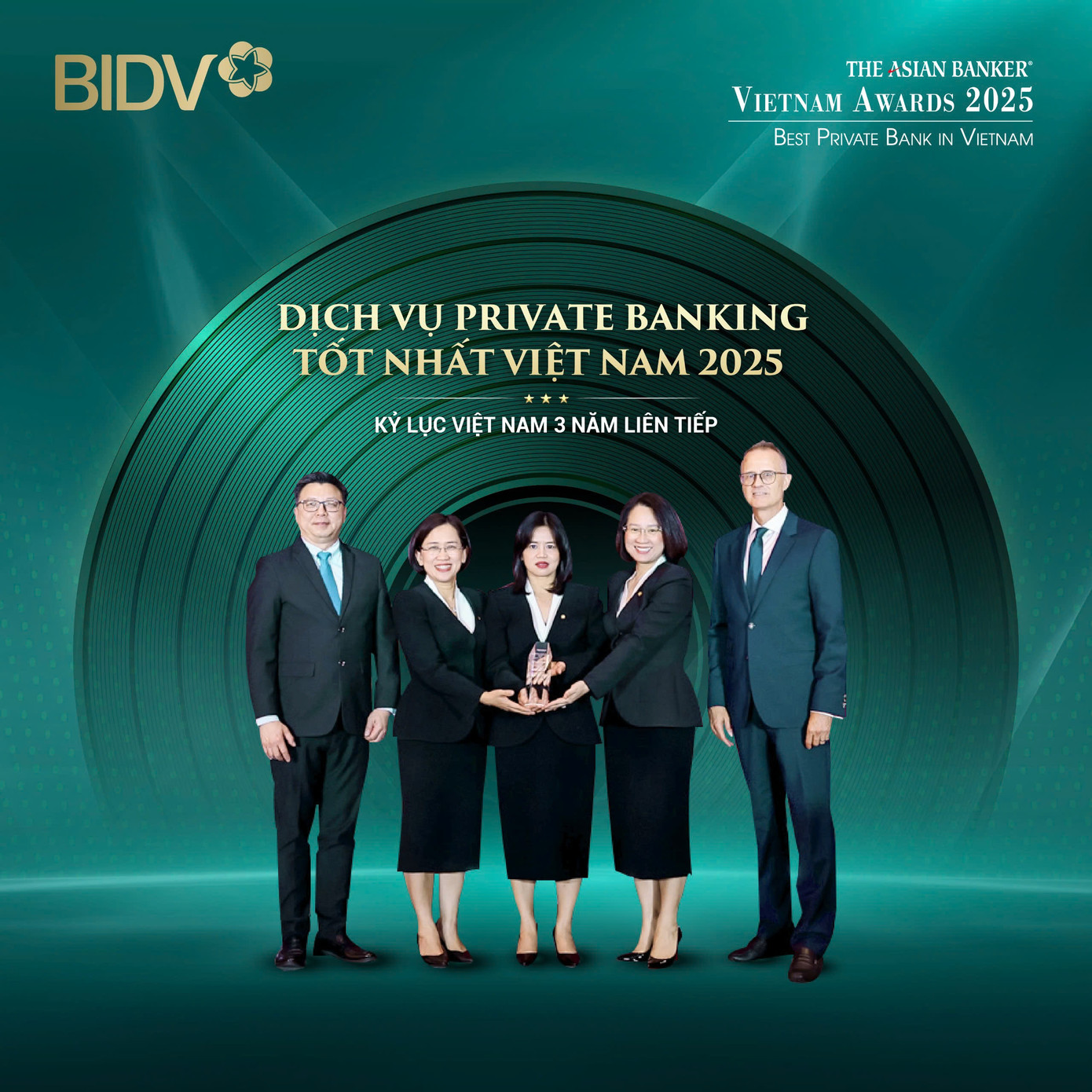 Đại diện BIDV nhận giải thưởng trao cho dịch vụ Private Banking