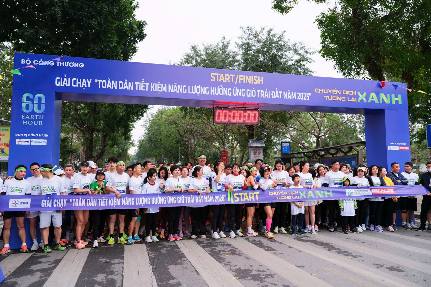 Gần 2.000 người tham gia giải chạy hưởng ứng "Toàn dân tiết kiệm năng lượng hưởng ứng Giờ Trái đất năm 2025