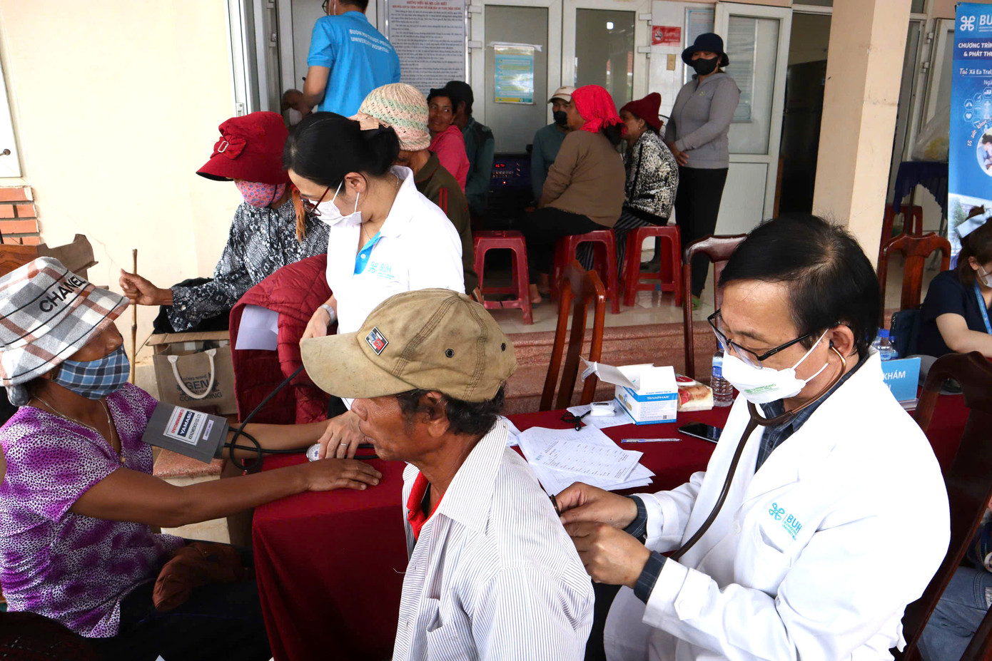 Bác sĩ CKII. Trần Ngọc Việt, Phó Giám đốc bệnh viện Đại học Y dược Buôn Ma Thuột thăm khám người dân