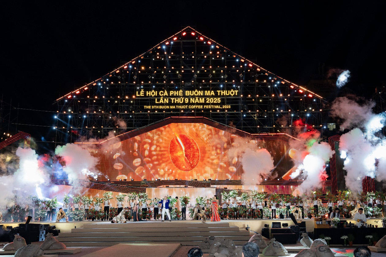 Chương “Buôn Ma Thuột – Hạt vàng đen Robusta” là điểm nhấn đặc biệt trong chương trình nghệ thuật tại lễ khai mạc lễ hội cà phê với câu chuyện hạt vàng đen Robusta Buôn Ma Thuột chinh phục toàn cầu. Chương “Buôn Ma Thuột – Hạt vàng đen Robusta” là điểm nhấn đặc biệt trong chương trình nghệ thuật tại lễ khai mạc lễ hội cà phê với câu chuyện hạt vàng đen Robusta Buôn Ma Thuột chinh phục toàn cầu.