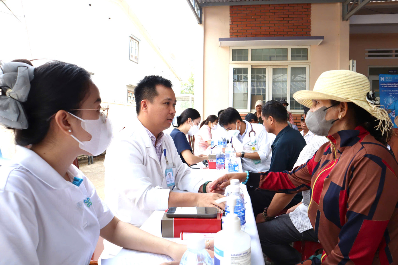 Các bác sĩ tư vấn cho người dân