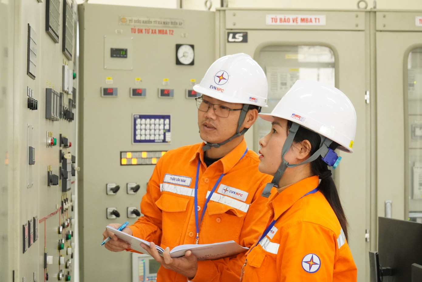 Công nhân Xí nghiệp Lưới điện cao thế Bắc Giang kiểm tra, theo dõi các thông số kỹ thuật bảo đảm cấp điện an toàn, ổn định