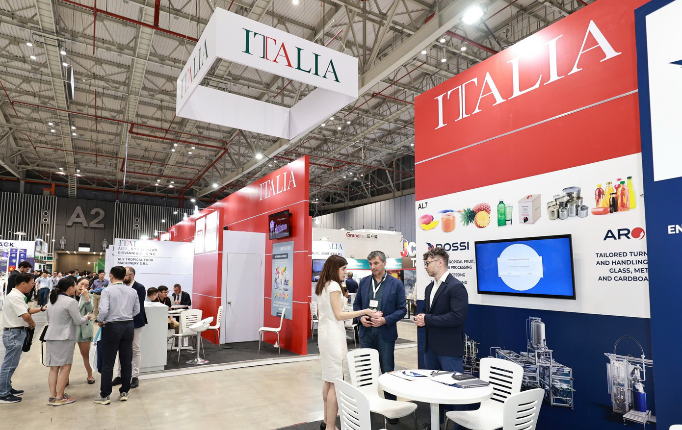 Gian hàng Ý thu hút khách tham quan tìm hiểu các giải pháp đóng gói hiệu quả. Nguồn: ITA