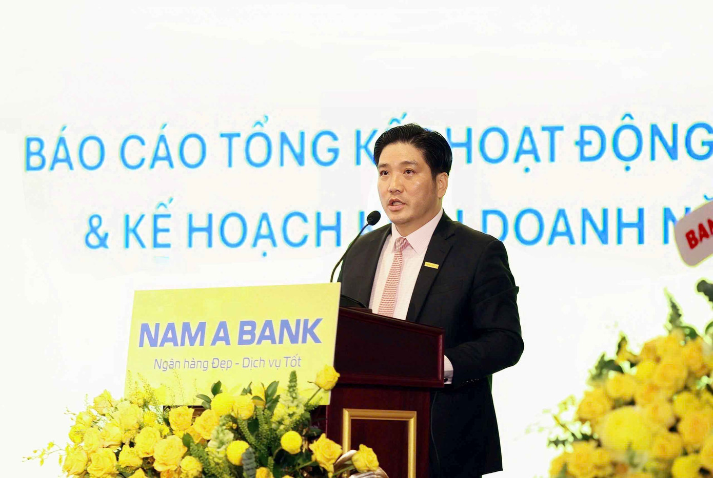 Ông Trần Khải Hoàn – Thành viên HĐQT, kiêm Quyền Tổng Giám đốc Nam A Bank phát biểu tại Đại hội.