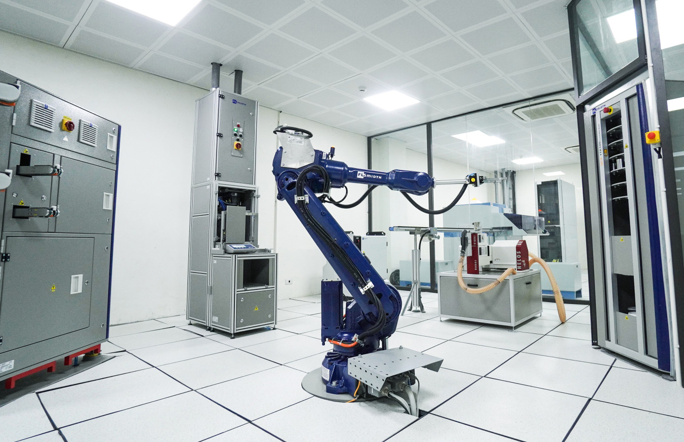 Nền tảng dây chuyền công nghệ hiện đại giúp Xi Măng Xuân Thành tạo ra các sản phẩm chất lượng cao (Ảnh: Hệ thống robot thông minh kiểm soát chất lượng sản phẩm).