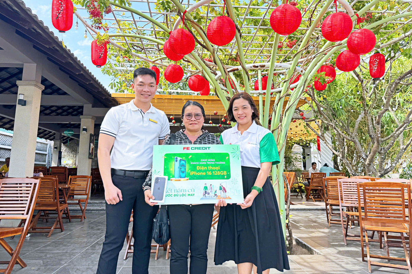 Điện thoại iPhone 16 được nhân viên FE CREDIT trao tận tay chị Phương Dung. Ảnh FE CREDIT.