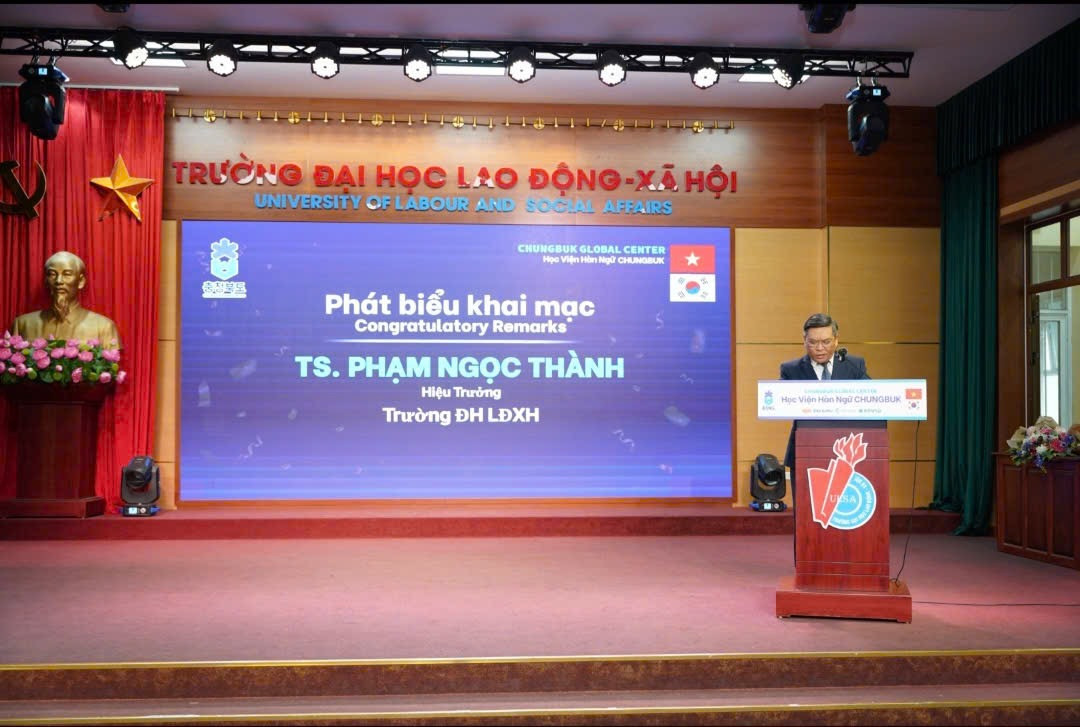 Tiến Sĩ Phạm Ngọc Thành - Hiệu trưởng trường đại học Lao Động và Xã Hội phát biểu khai mạc lễ ra mắt Tiến Sĩ Phạm Ngọc Thành - Hiệu trưởng trường đại học Lao Động và Xã Hội phát biểu khai mạc lễ ra mắt