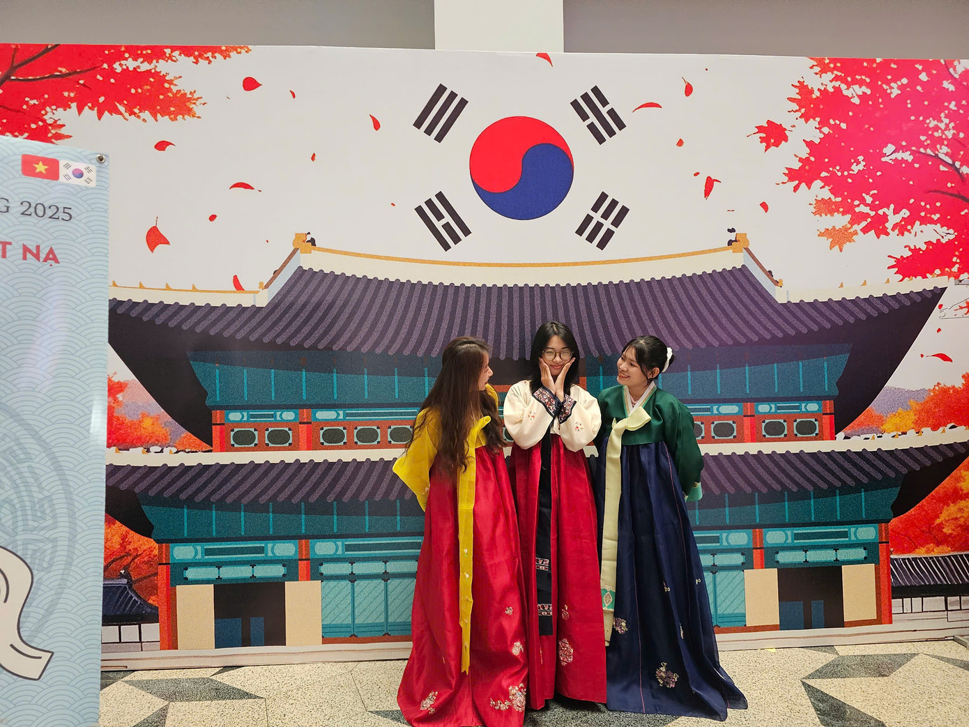 Sinh viên chụp ảnh với trang phục Hàn Quốc. Sinh viên chụp ảnh với trang phục Hàn Quốc.