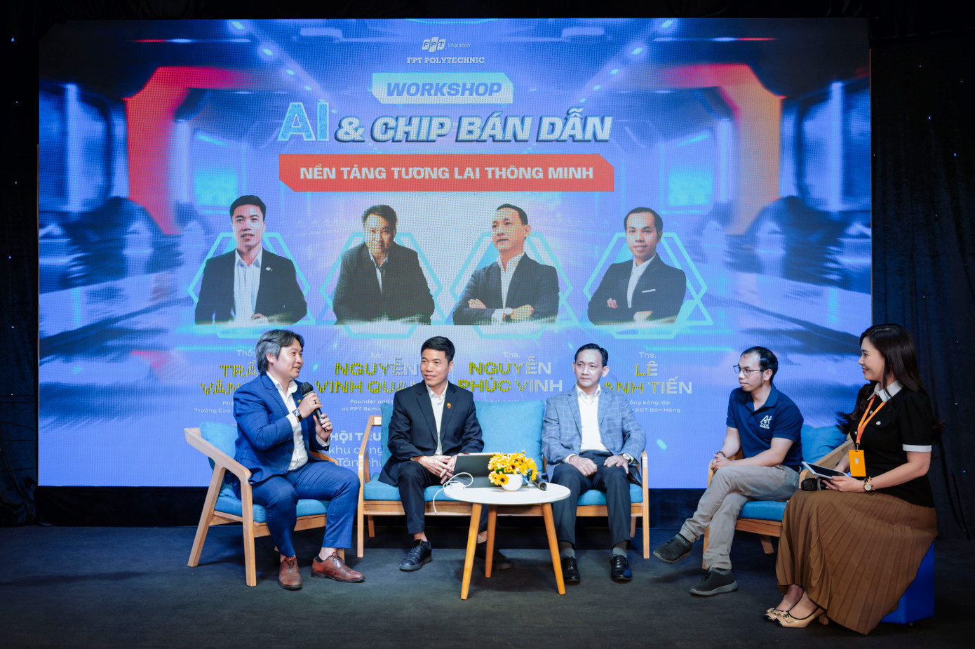 Các diễn giả giải đáp thắc mắc của sinh viên xoay quanh ngành AI &amp; Chip bán dẫn