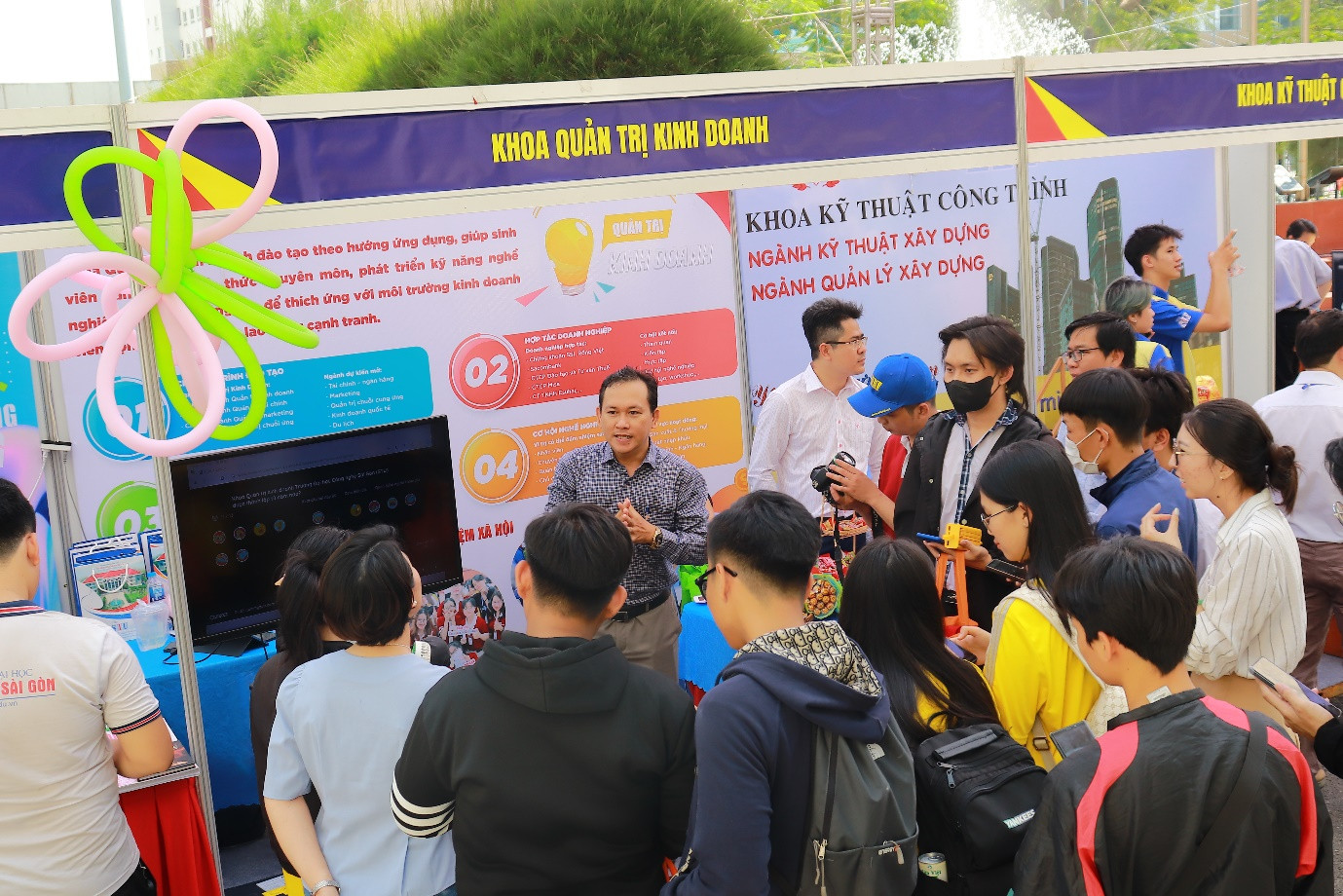 Học sinh chăm chú lắng nghe và tìm hiểu thông tin đào tạo khoa Quản trị Kinh doanh